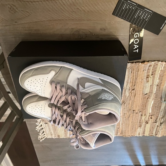 🔥10.5 M 2021 Air Jordan 1 Mid 'College Grey'🔥 (Worn but in good condition) - Picture 3 of 7